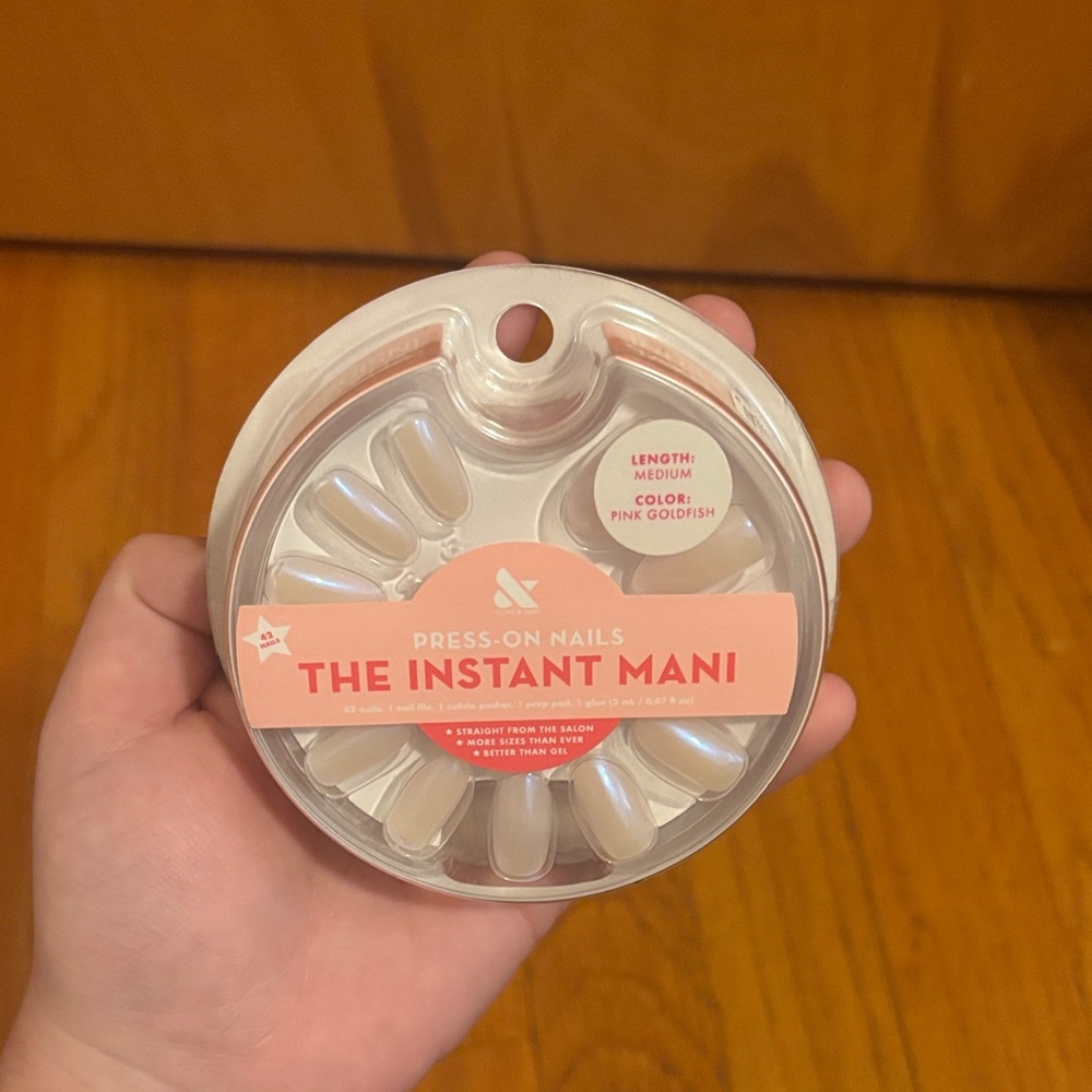 Olive and June The Instant Mani Press-On Nails Pink Goldfish NWT